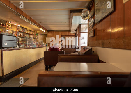 Bahnhof Cafe in Treorchy mit Innen original 60er Lampen und Design. Stockfoto