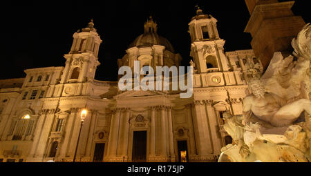 Piazza Navona Platz mit Brunnen der vier Flüsse und die hl. Agnes, 17. Jahrhundert wunderbaren barocken Denkmälern in der Nacht in Rom Stockfoto