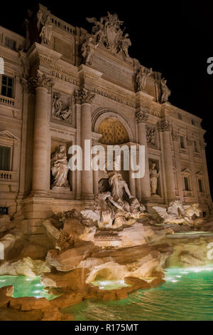 Schönen Trevi Brunnen bei Nacht, mit Ozean Gott und tritonen Statuen, im 18. Jahrhundert im historischen Zentrum von Rom abgeschlossen Stockfoto