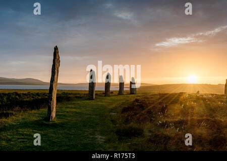 Orkney am Ring von Brodgar neolithische Menhire, Steinkreis, Sommersonnenwende. Stockfoto