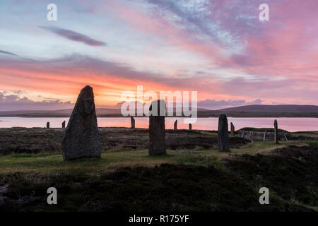 Orkney am Ring von Brodgar neolithische Menhire, Steinkreis, Sommersonnenwende. Stockfoto