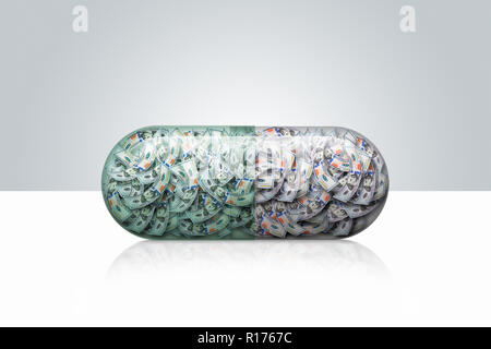 US Dollar Bill in Form von pharmazeutischen Pille, grauer Hintergrund Stockfoto