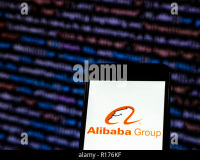 Alibaba logo gesehen auf einem Smartphone angezeigt. Nach Angaben der New York Stock Exchange (NYSE), die Firma ist auf dem siebten Platz am Markt Wert von $ 469,6 Mrd. Euro. Stockfoto