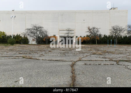 Eine verlassene Schaufenster an der jetzt geschlossenen Gipfel Point Mall in Waterford Township, Michigan am 26. Oktober 2018. Stockfoto