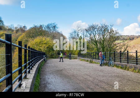 Den Grabstein Viadukt über dem monsal Trail einen spektakulären Blick über das Tal. Stockfoto