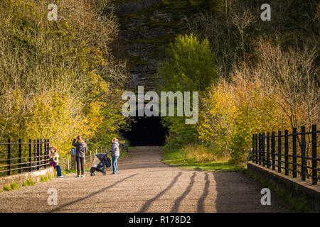 Den Grabstein Viadukt über dem monsal Trail bei der Ausfahrt aus dem Tunnel. Stockfoto