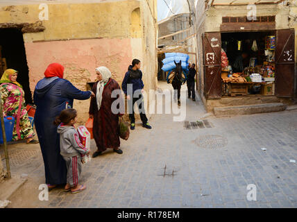 Die engen Gassen und den lebhaften Märkten in der Altstadt von Fez. Stockfoto