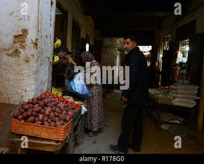 Die engen Gassen und den lebhaften Märkten in der Altstadt von Fez. Stockfoto