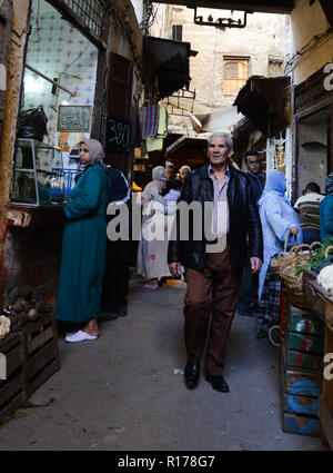 Die engen Gassen und den lebhaften Märkten in der Altstadt von Fez. Stockfoto