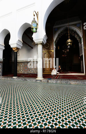 Die engen Gassen und den lebhaften Märkten in der Altstadt von Fez. Stockfoto