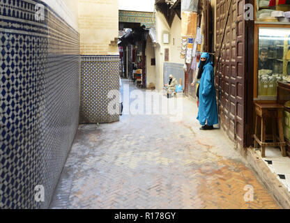 Die engen Gassen und den lebhaften Märkten in der Altstadt von Fez. Stockfoto