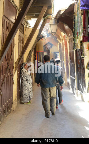 Die engen Gassen und den lebhaften Märkten in der Altstadt von Fez. Stockfoto