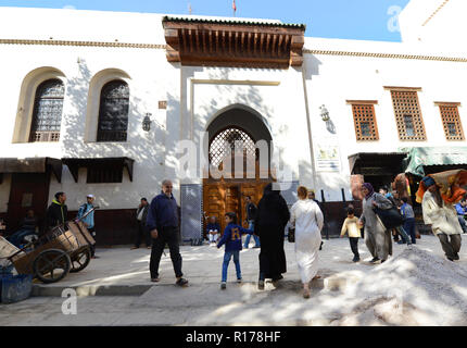 Die engen Gassen und den lebhaften Märkten in der Altstadt von Fez. Stockfoto