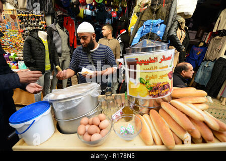 Die engen Gassen und den lebhaften Märkten in der Altstadt von Fez. Stockfoto