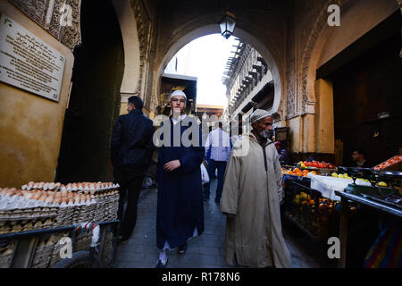 Die engen Gassen und den lebhaften Märkten in der Altstadt von Fez. Stockfoto