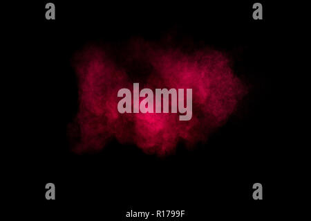 Rot und rosa Pulver Explosion auf schwarzen Hintergrund. Farbige Pulver cloud. Bunte Staub explodieren. Farbe Holi. Stockfoto