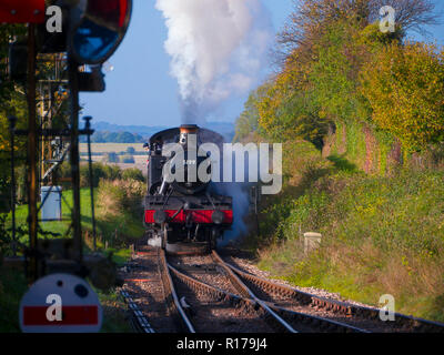 Gewohnt, Gwr Klasse 5101 "Große Praire 'Tank Lokomotive Nr. 5199" kommt an Ropley auf dem Mid Hants Railway während der Bahn herbst Gala am 20.10. Stockfoto