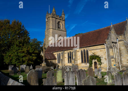 St. Mary's Church, Chiddingstone, Kent, England Die heutige Kirche hat 13. Jahrhundert Herkunft wurde aber im Wesentlichen im 14. Jahrhundert wieder aufgebaut. Die Feinen Stockfoto