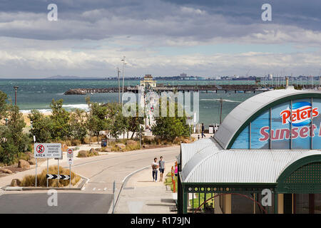 Melbourne, Australien: 25. März 2018: St. Kilda Pier, das Meer und den Jachthafen von Jacka Boulevard Stockfoto