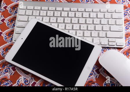 Tablet auf einem Tisch Stockfoto