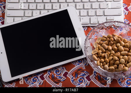Tablet-PC, Tastatur auf Ankara Fabric Stockfoto