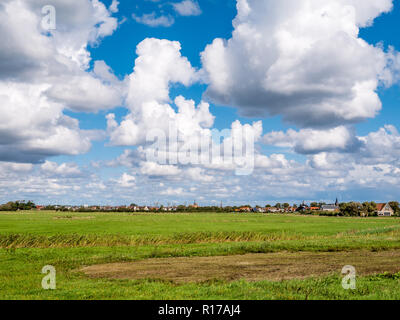 Panorama von Ackerland und Dorf Oudeschild auf der westfriesischen Insel Texel, Nord Holland, Niederlande Stockfoto