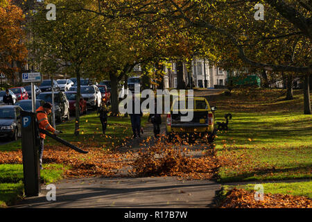 Ratsarbeiter, der mit einem Gartenbläser in Harrogate, North Yorkshire, England, Großbritannien, auf der Straße aufräumte. Stockfoto