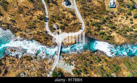 Die kleine Brücke über den Berg River. Mittel-norwegen, Norwegen. Stockfoto