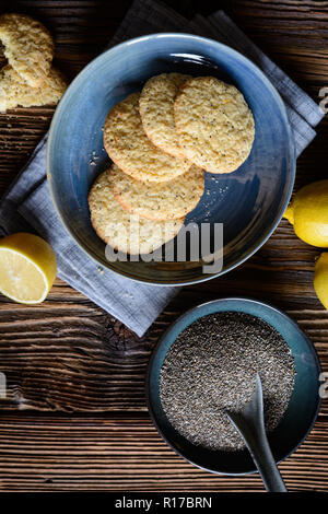 Hausgemachte Kekse mit Zitrone Aroma und Chia Samen Stockfoto