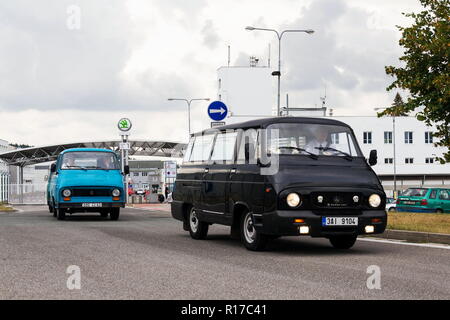 Vrchlabí, TSCHECHISCHE REPUBLIK - 25. AUGUST 2018: Oldtimer Skoda 1203 oldsmobile Veteranen verlassen Vrchlabi Skoda Werk am 25. August 2018 in Vrchlabi, Cz Stockfoto