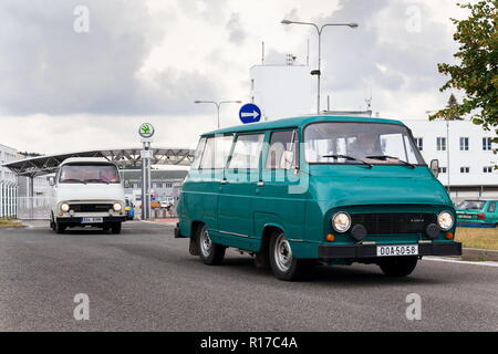 Vrchlabí, TSCHECHISCHE REPUBLIK - 25. AUGUST 2018: Oldtimer Skoda 1203 oldsmobile Veteranen verlassen Vrchlabi Skoda Werk am 25. August 2018 in Vrchlabi, Cz Stockfoto