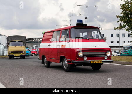 Vrchlabí, TSCHECHISCHE REPUBLIK - 25. AUGUST 2018: Oldtimer Skoda 1203 oldsmobile Veteranen verlassen Vrchlabi Skoda Werk am 25. August 2018 in Vrchlabi, Cz Stockfoto