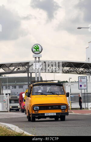 Vrchlabí, TSCHECHISCHE REPUBLIK - 25. AUGUST 2018: Oldtimer Skoda 1203 oldsmobile Veteranen verlassen Vrchlabi Skoda Werk am 25. August 2018 in Vrchlabi, Cz Stockfoto