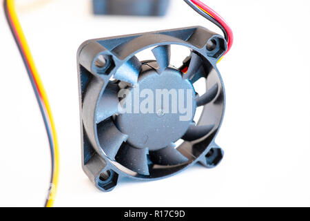 Lüfter des Computers auf weißem Hintergrund. Stockfoto