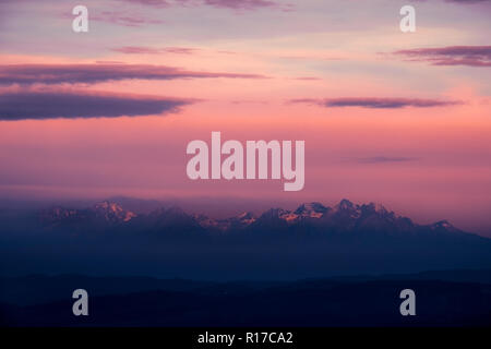 Dramatischer Sonnenaufgang mit dunklen Moody mountain range, Hohe Tatra, Slowakei, Europa Stockfoto