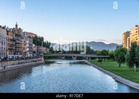 Brücke über den Fluss Segre Kreuzung der Stadt von Balaguer und im Hintergrund sehen Sie die Pyrenäen. LLeida in Katalonien Spanien Stockfoto