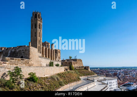 Monumentalen Komplex der Turo de La Seu Vella durch die alte Kathedrale die Festung des Königs La Suda und im Hintergrund die Stadt Lleida gebildet. Cata Stockfoto