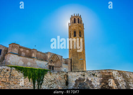 Panoramablick auf die Fassade der Kathedrale La Seu Vella in der Stadt Lleida. Katalonien Spanien Stockfoto