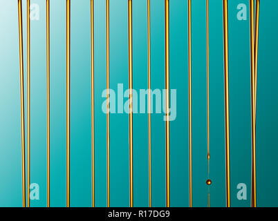 Reihen von golden gefärbten Öl und Tropfen nach unten gegen den blauen Hintergrund fließende Stockfoto