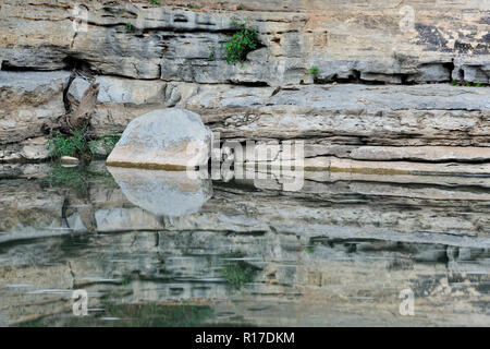 Sandstein Klippen und Bäume in der Buffalo National River, Buffalo National River - Ozark, Arkansas, USA wider Stockfoto