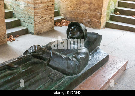 Statue des toten Soldaten in der Krypta des Kriegerdenkmal aus dem Ersten Weltkrieg, Hofgarten, München Stockfoto