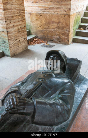 Statue des toten Soldaten in der Krypta des Kriegerdenkmal aus dem Ersten Weltkrieg, Hofgarten, München Stockfoto