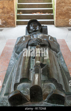 Statue des toten Soldaten in der Krypta des Kriegerdenkmal aus dem Ersten Weltkrieg, Hofgarten, München Stockfoto