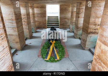 Statue des toten Soldaten in der Krypta des Kriegerdenkmal aus dem Ersten Weltkrieg, Hofgarten, München Stockfoto