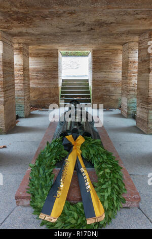 Statue des toten Soldaten in der Krypta des Kriegerdenkmal aus dem Ersten Weltkrieg, Hofgarten, München Stockfoto