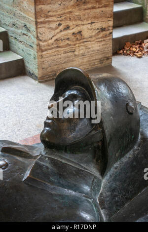 Statue des toten Soldaten in der Krypta des Kriegerdenkmal aus dem Ersten Weltkrieg, Hofgarten, München Stockfoto