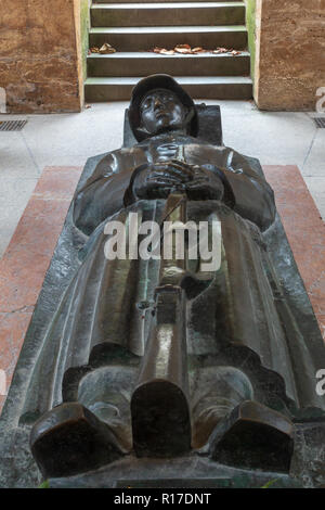 Statue des toten Soldaten in der Krypta des Kriegerdenkmal aus dem Ersten Weltkrieg, Hofgarten, München Stockfoto