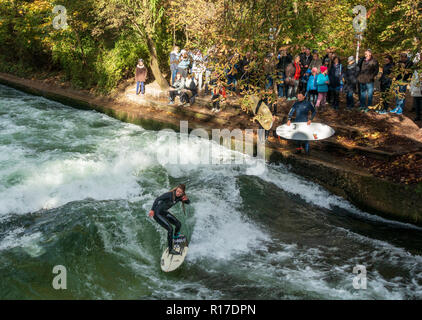 Fluss Surfen am Eisbach in München Stockfoto