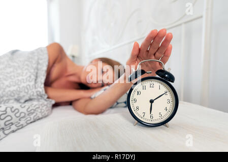 Frau hand Schaltet den Wecker am Morgen Stockfoto