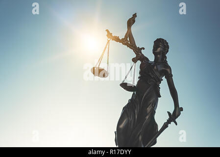 Die Statue von Gerechtigkeit - lady Gerechtigkeit, Themis, Justitia am Himmel Hintergrund. Justiz Konzept Stockfoto